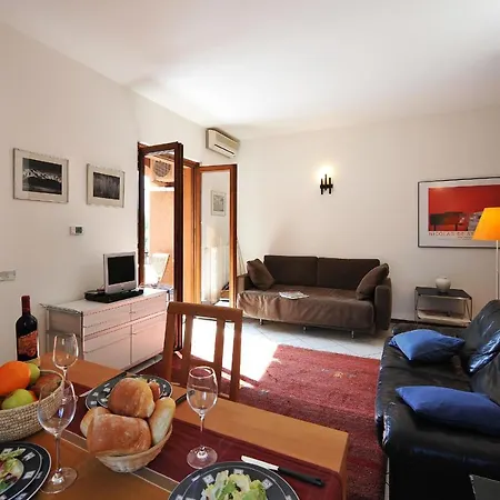 Sleeps 4 Pool Air Con Mezzegra